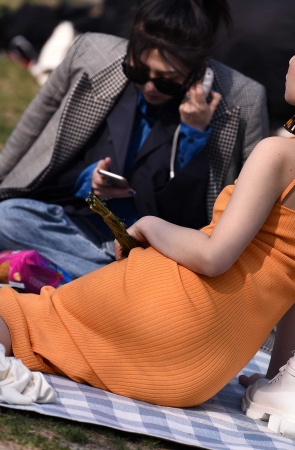 微风中的吊带长裙