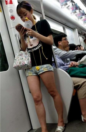 4K地铁上的话热裤黑T恤女孩
