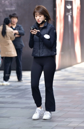 热咖啡紧身裤美女