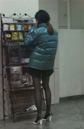 漂亮清纯诱人的MM黑丝高跟