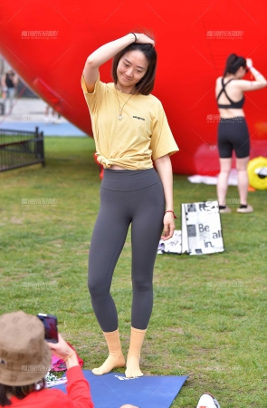 苗条瑜伽紧身裤美女