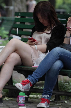 长椅上的黑色松糕鞋美腿美眉