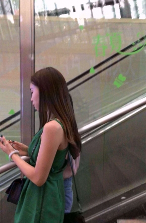 跟拍绿衣性感美女