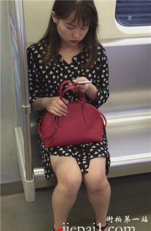 地铁车厢内遇见斑点连衣裙美腿美女，鲜艳的红唇。