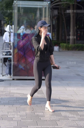 黑色紧身弹力裤美女