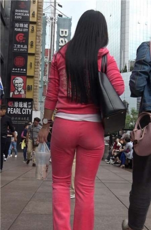 4K – 极度诱惑粉色紧身运动套装街拍气质美臀美女 [813 MB]