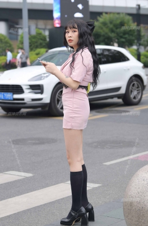 粉嫩粉嫩的少妇231008-4-51 15P