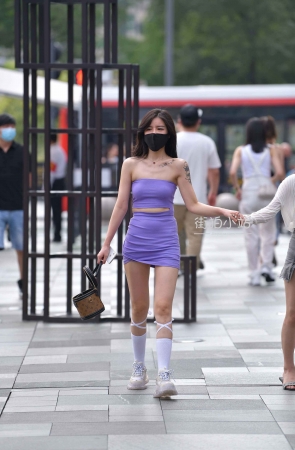 街拍超短小抹胸短裙美女