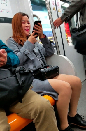 地铁上的极致漂亮美女