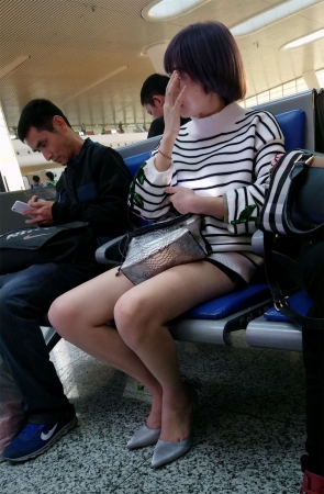 高铁站候车的条纹连衣短裙美少妇极品白皙长腿