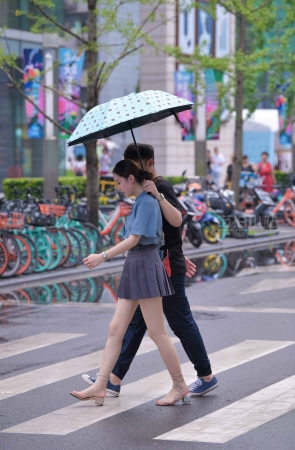 街拍百褶短裙小姐姐