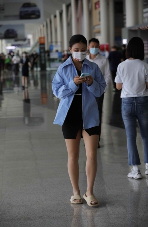 【街拍心灵】车展肉丝礼仪下班街拍高跟换穿拖鞋