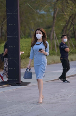 蓝色裙高跟美姐