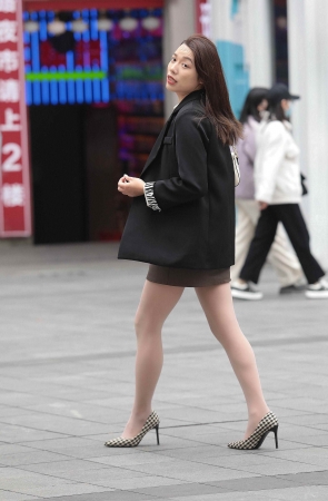 诱惑肉丝街拍高跟shaofu