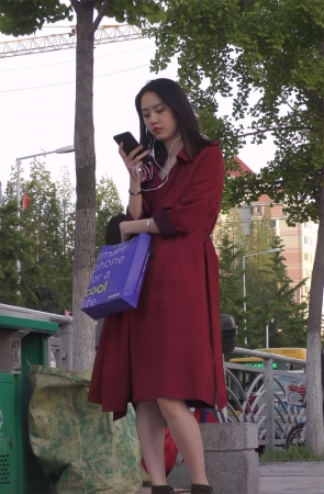 红色风衣丝袜美腿美女亭亭玉立