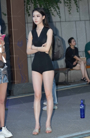 24615-5=103√超短热裤大白腿小姐姐 12P