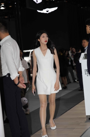 【街拍心灵】沃尔沃展厅前台超薄肉丝美腿街拍高跟