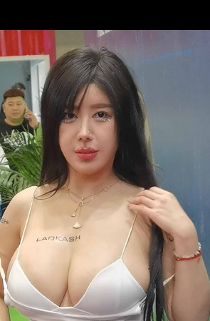 手机4K视频两分钟车展现场猪小七 2P