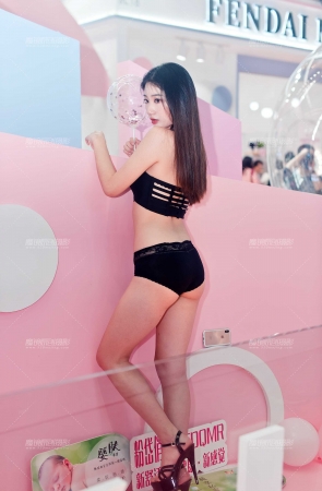 2019甚至内衣展可爱小妹