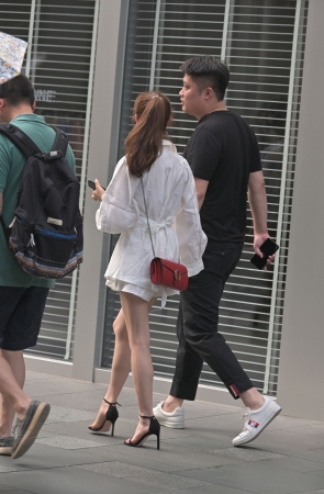 高跟美女腿好白