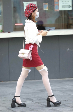 性感白色街拍丝袜妹子-14P