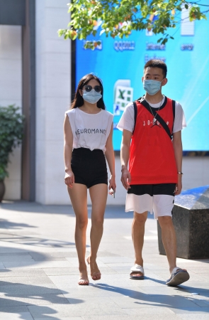 高腰黑色热裤美女