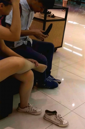 试鞋子的丝袜妹子