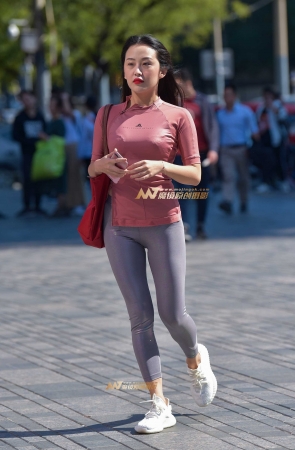 紧身漆皮裤美女