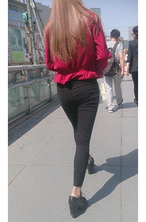 红衣黑裤黄发美女