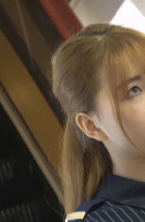 职业装OL坐在凳子上挑鞋