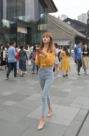 紧身牛仔裤高跟美女