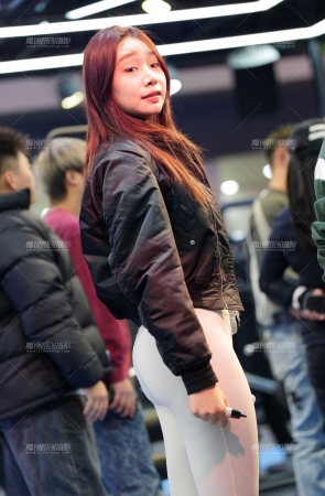 白色紧身瑜伽裤