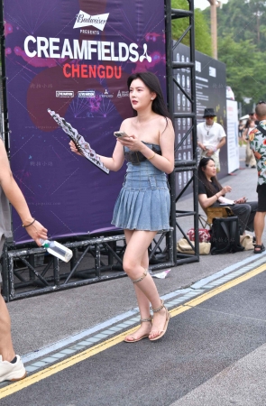 超短牛仔裙美腿小姐姐