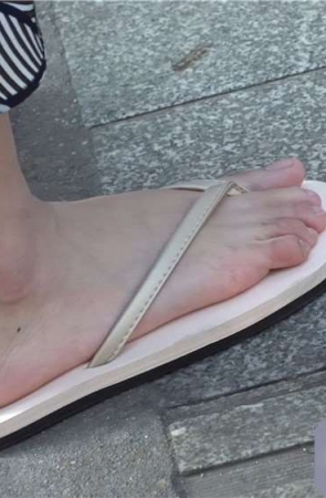 4K – 偶遇白嫩的美足人字拖少女 [1.27 GB/AVI]