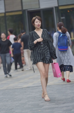 长腿短发气质女