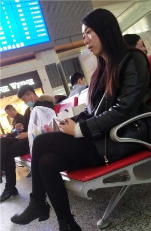 4k-黑色裤袜美腿姐姐、等车略显无聊