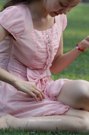 粉色连衣裙美女