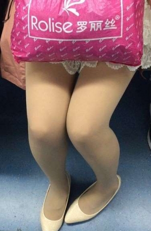 地铁上的肉丝袜美腿妹子