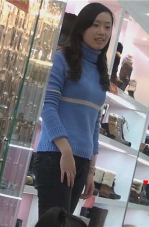 鞋店试鞋的黑丝短袜美眉。