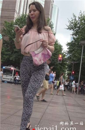 4k-露肩粉衣紧身裤熟女风韵犹存 [2.64 GB]