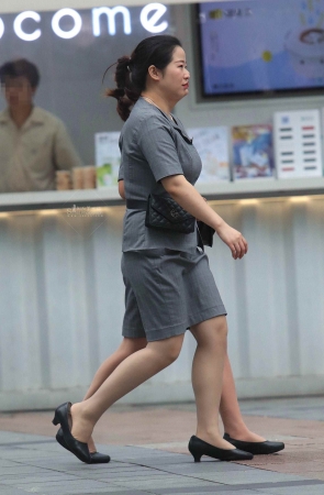 肉丝街拍高跟OL