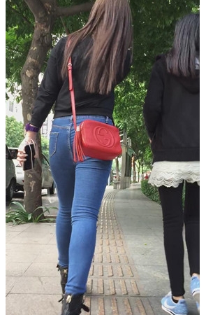 蓝色牛仔裤美女