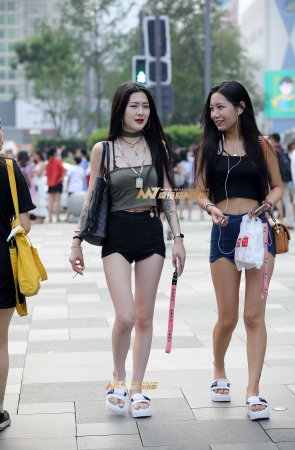 热裤辣妹弯弯月牙