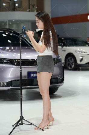 在直播的美腿售车主播