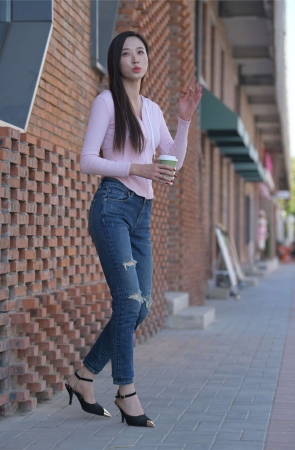 一始街拍作品 牛仔裤美女