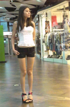 跟老公逛街的性感长腿丰满美少妇