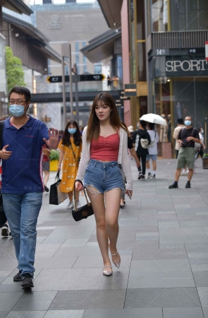 街拍牛仔热裤小姐姐