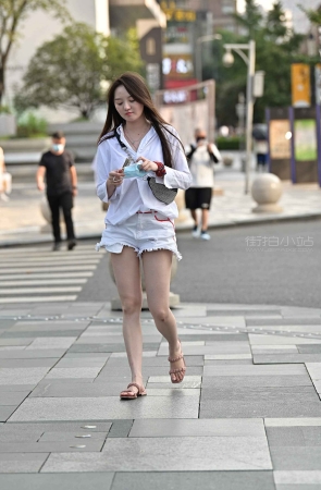 街拍白短热牛小姐姐