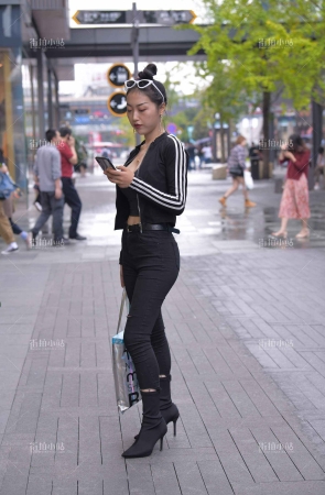 黑色紧身裤妹子