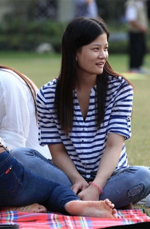 No869 两个漂亮的女孩草地上很多动作 第2套